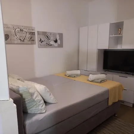 With Pool Alloggio in famiglia Pola