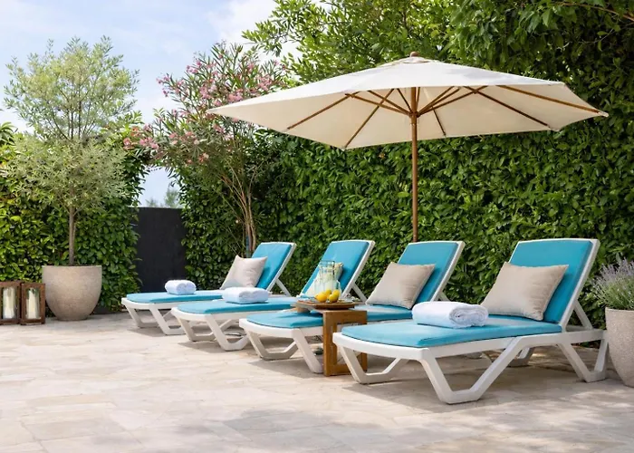 With Pool Проживання в сім'ї Пула