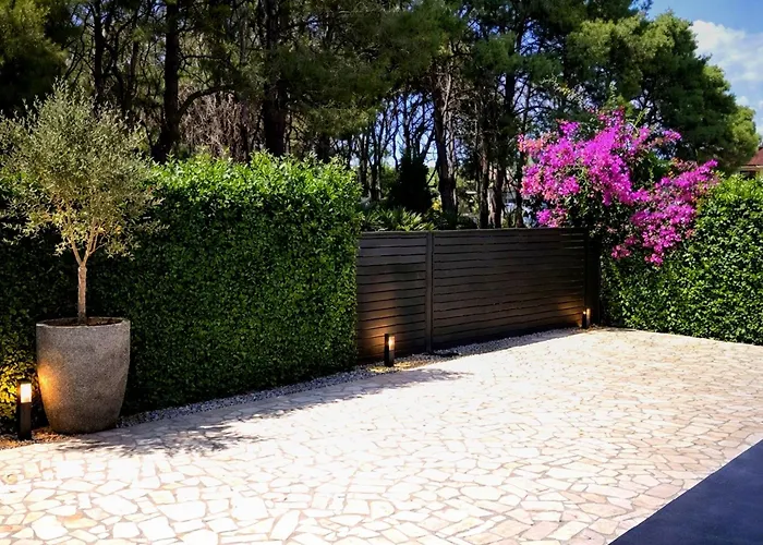 With Pool Δωμάτια σε οικογενειακή κατοικία Πούλα